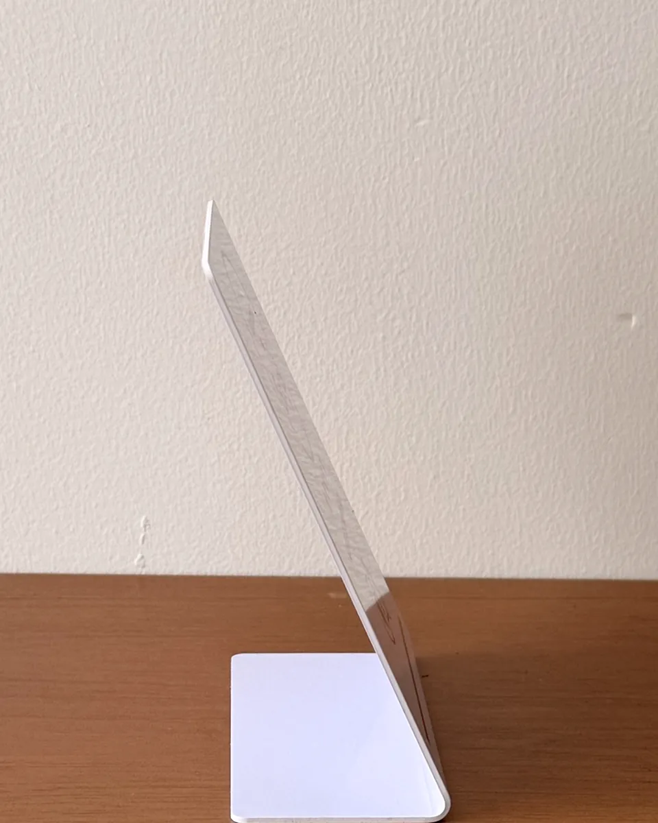 El soporte NFC visto de lado, con su base en forma de L