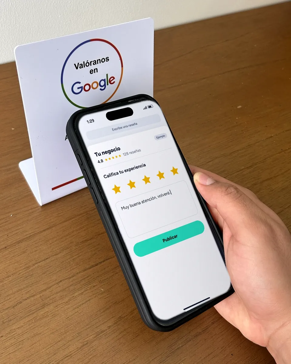 Celular frente al soporte, con la pantalla para calificar con estrellas